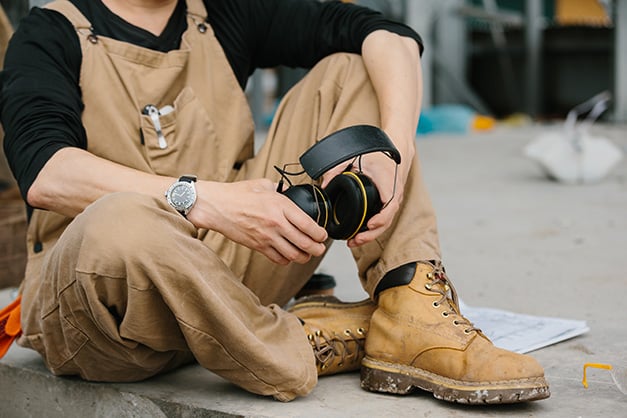 trabalhador com bota de trabalho